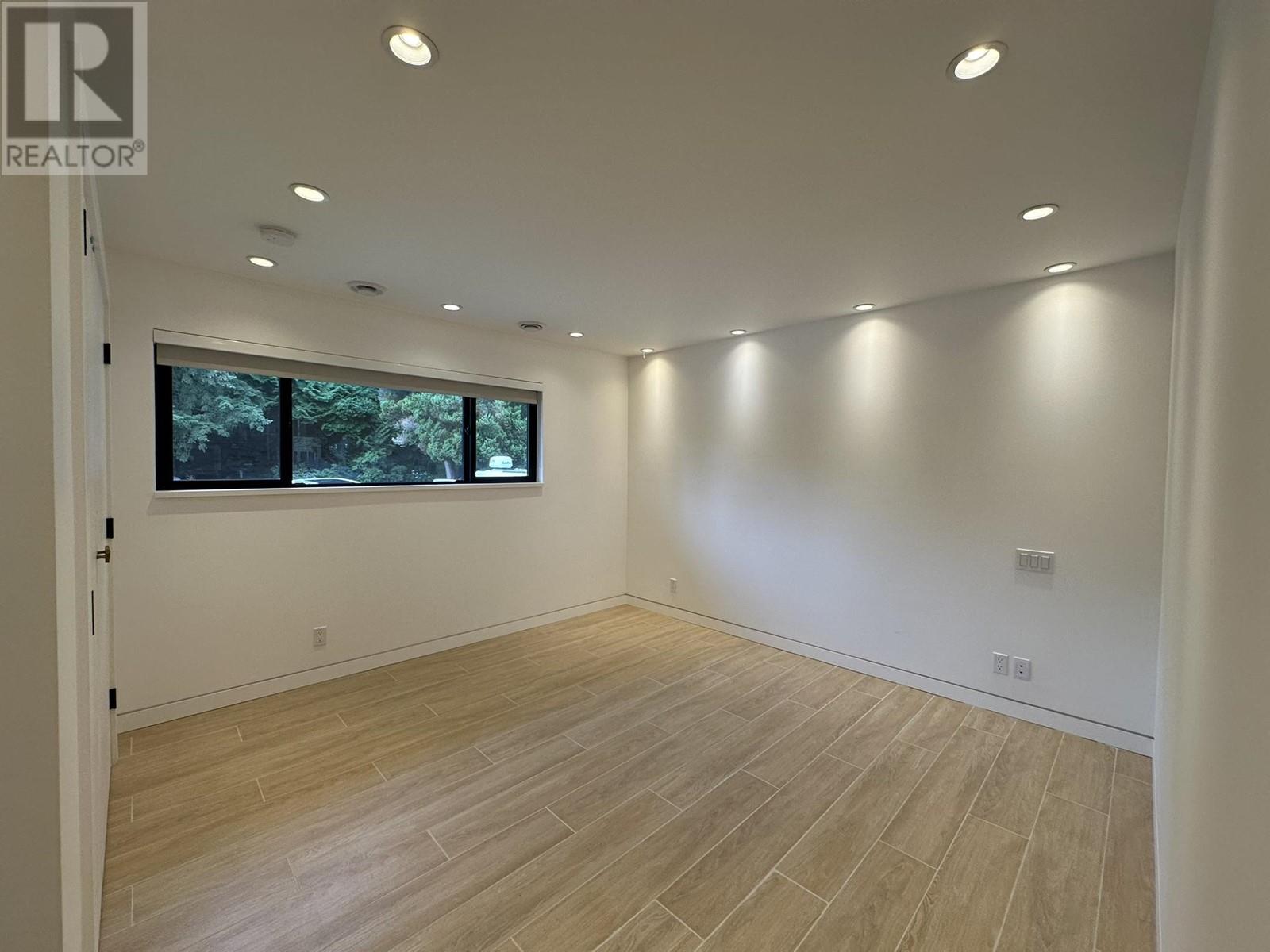 Listing Picture 30 of 37 : 8258 BURNLAKE DRIVE, Burnaby / 本拿比 - 魯藝地產 Yvonne Lu Group - MLS Medallion Club Member