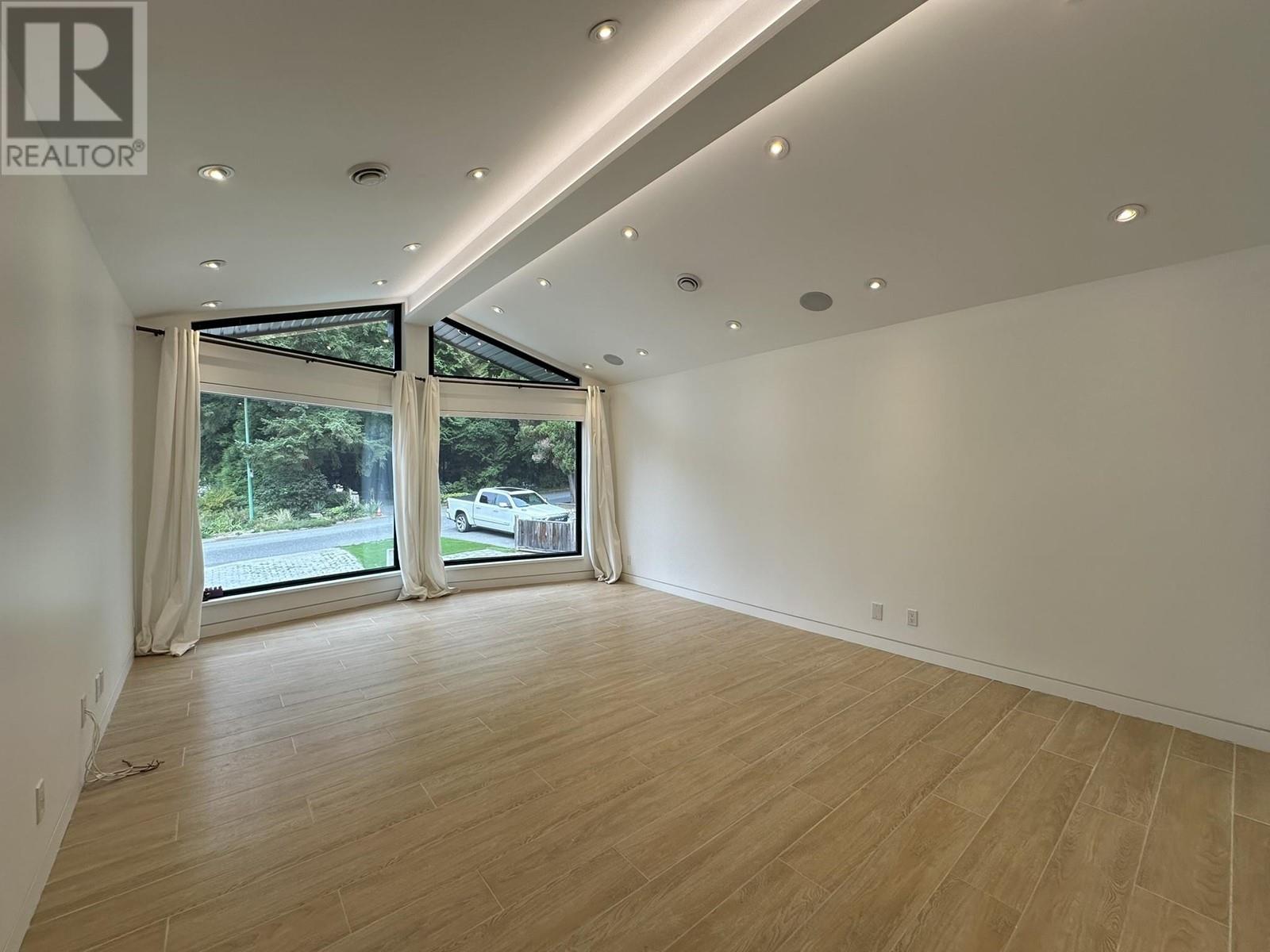 Listing Picture 16 of 37 : 8258 BURNLAKE DRIVE, Burnaby / 本拿比 - 魯藝地產 Yvonne Lu Group - MLS Medallion Club Member