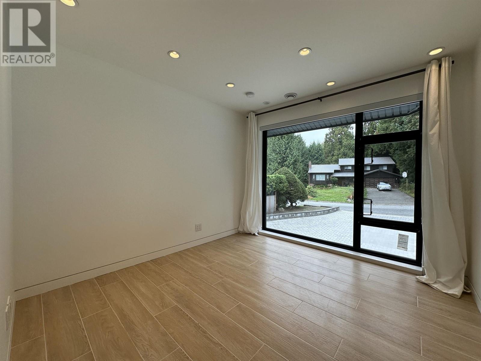 Listing Picture 18 of 37 : 8258 BURNLAKE DRIVE, Burnaby / 本拿比 - 魯藝地產 Yvonne Lu Group - MLS Medallion Club Member