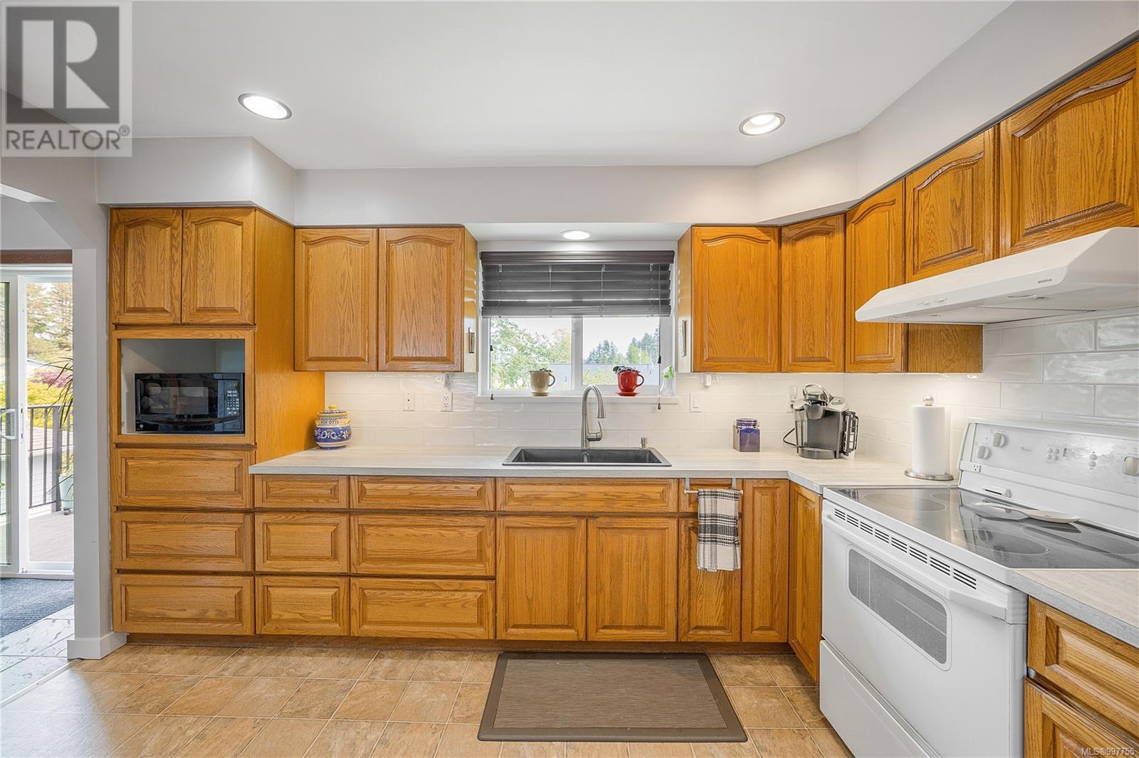 Property at 232 Moilliet St S image 1