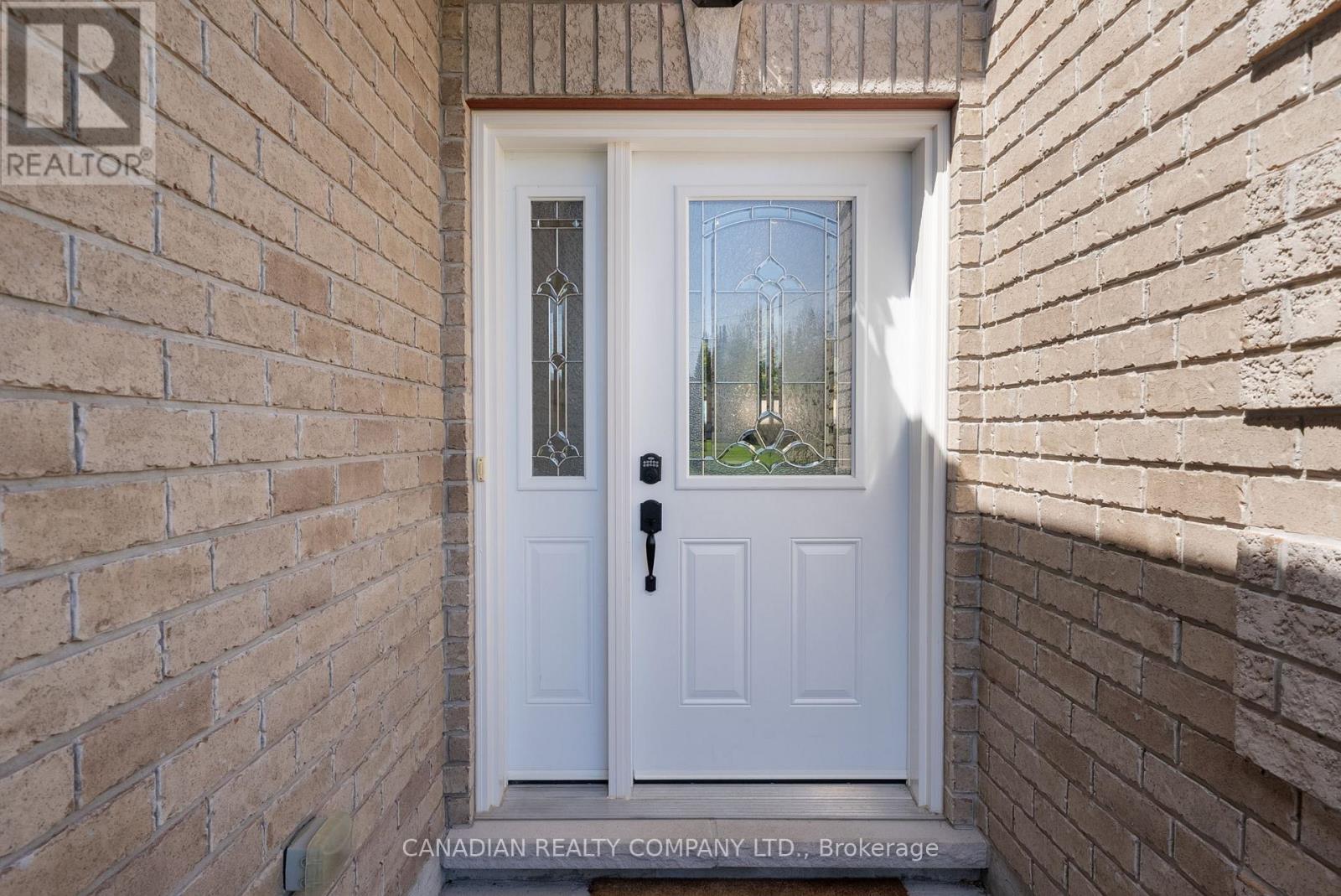 18 Heathbank Avenue, Georgina, Ontario  L0E 1N0 - Photo 5 - N12152908