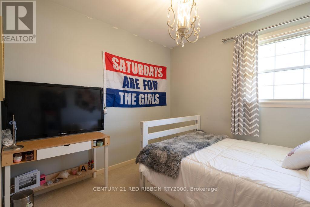 218 Riverview Drive, Strathroy-Caradoc (Ne), Ontario  N7G 2G3 - Photo 34 - X12153000