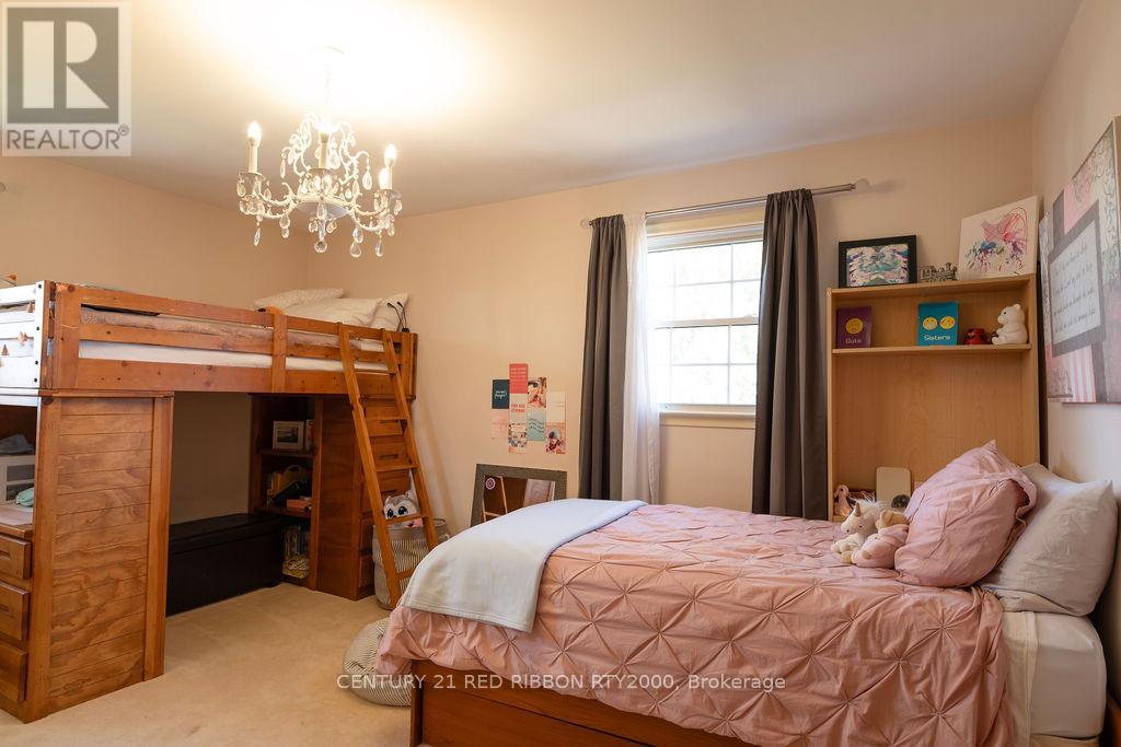 218 Riverview Drive, Strathroy-Caradoc (Ne), Ontario  N7G 2G3 - Photo 38 - X12153000