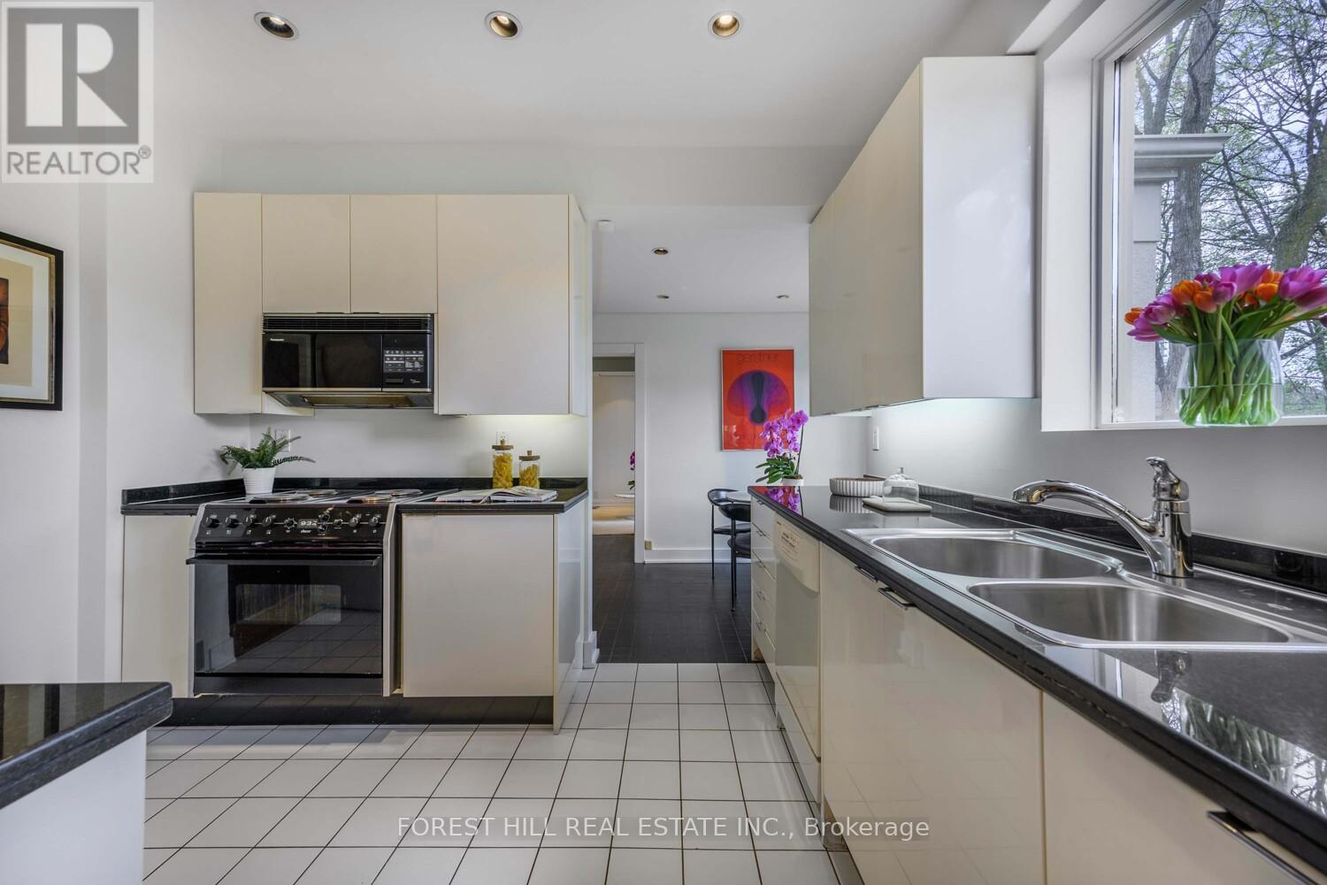 192 Old Forest Hill Road, Toronto, Ontario  M6C 2G9 - Photo 16 - C12126385