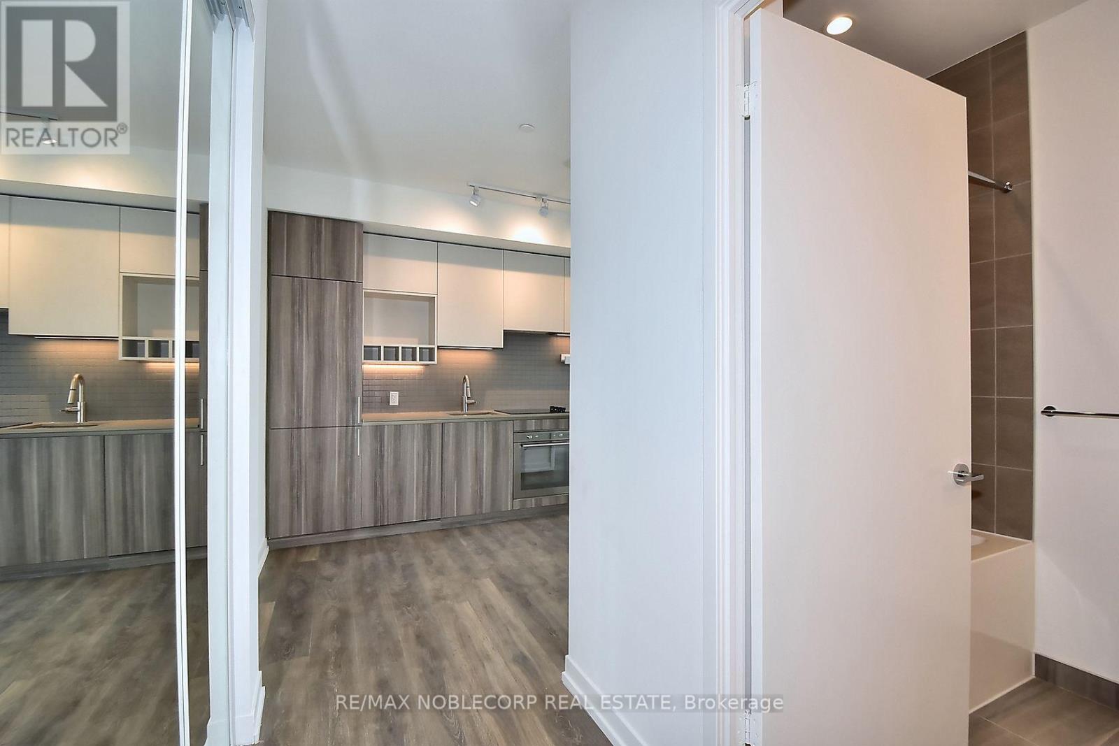 2811 - 898 Portage Parkway, Vaughan, Ontario  L4K 0J3 - Photo 8 - N12153031
