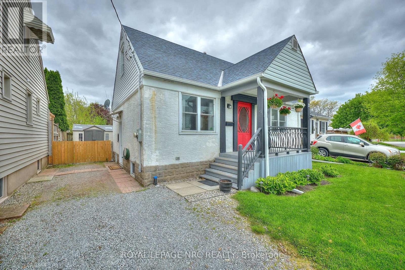 27 Victoria Street, St. Catharines, Ontario  L2S 2L1 - Photo 2 - X12153059