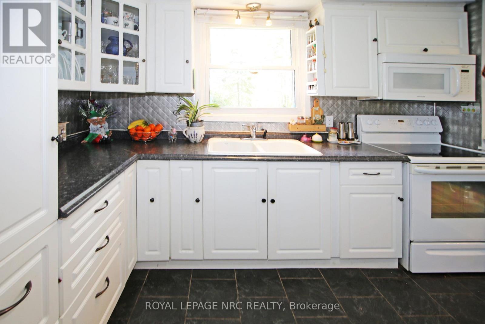 767 Parkdale Avenue, Fort Erie (Crescent Park), Ontario  L2A 5B7 - Photo 16 - X12153085