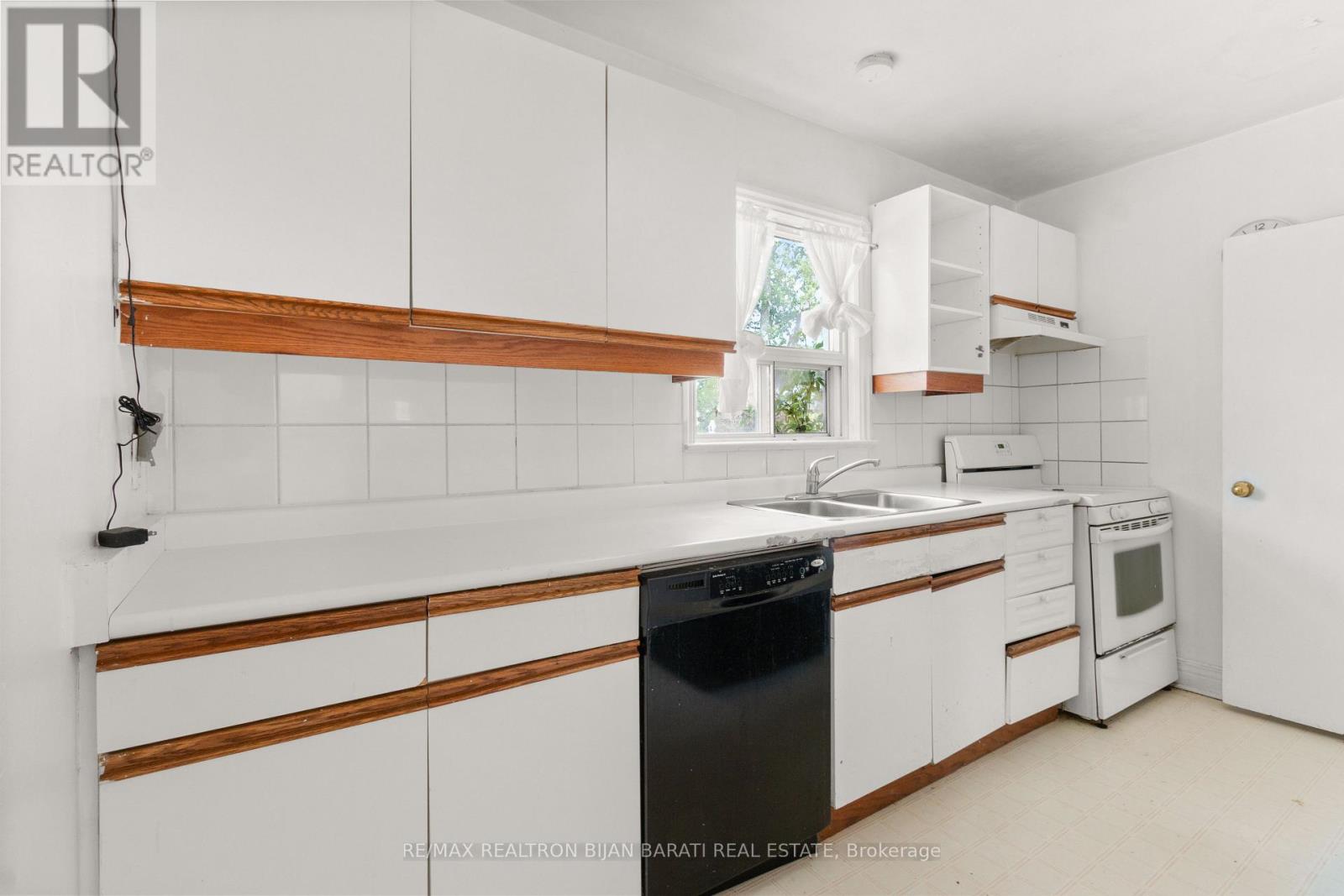 195 Moore Park Avenue, Toronto, Ontario  M2M 1N3 - Photo 5 - C12153135