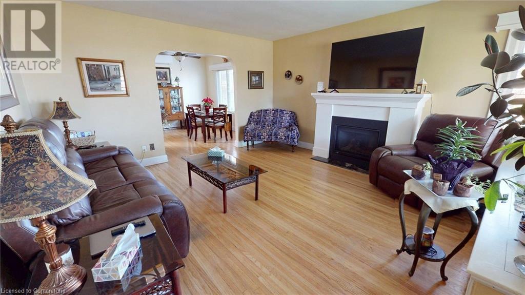 Property at 134 QUEENSWAY Drive image 5