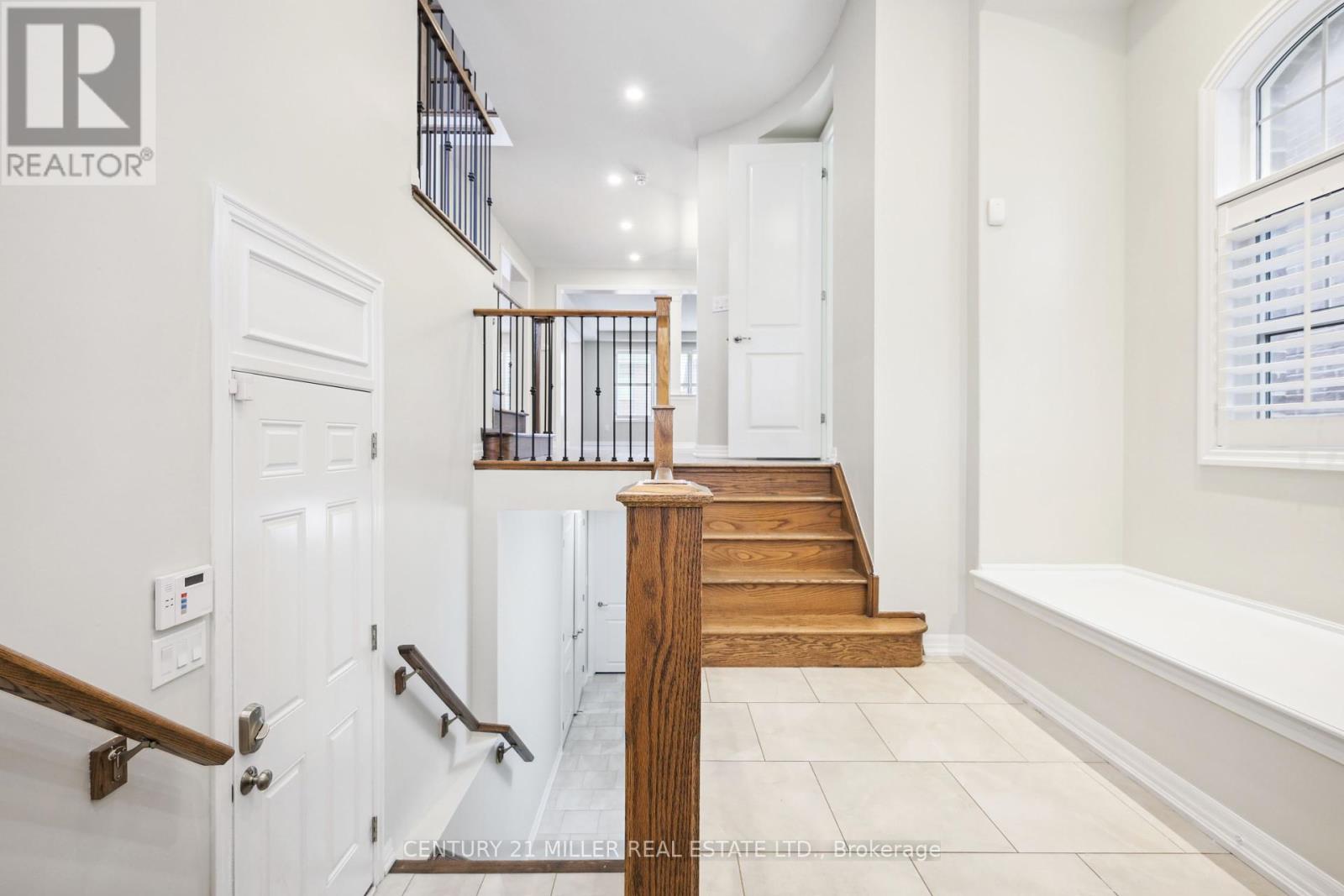 252 Wisteria Way, Oakville, Ontario  L6M 1L3 - Photo 3 - W12153093
