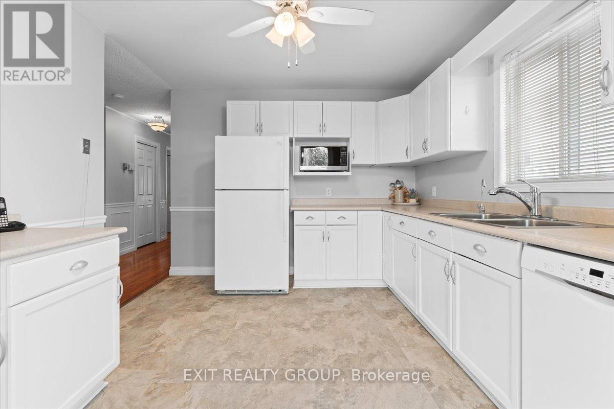 41 Faraday Gardens, Belleville, Ontario  K8P 5J5 - Photo 13 - X12153161