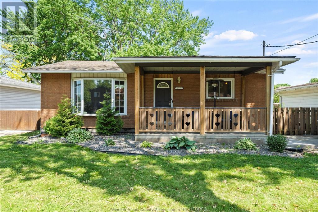MLS# 25010186: 377 EVELYN, Lakeshore, Canada