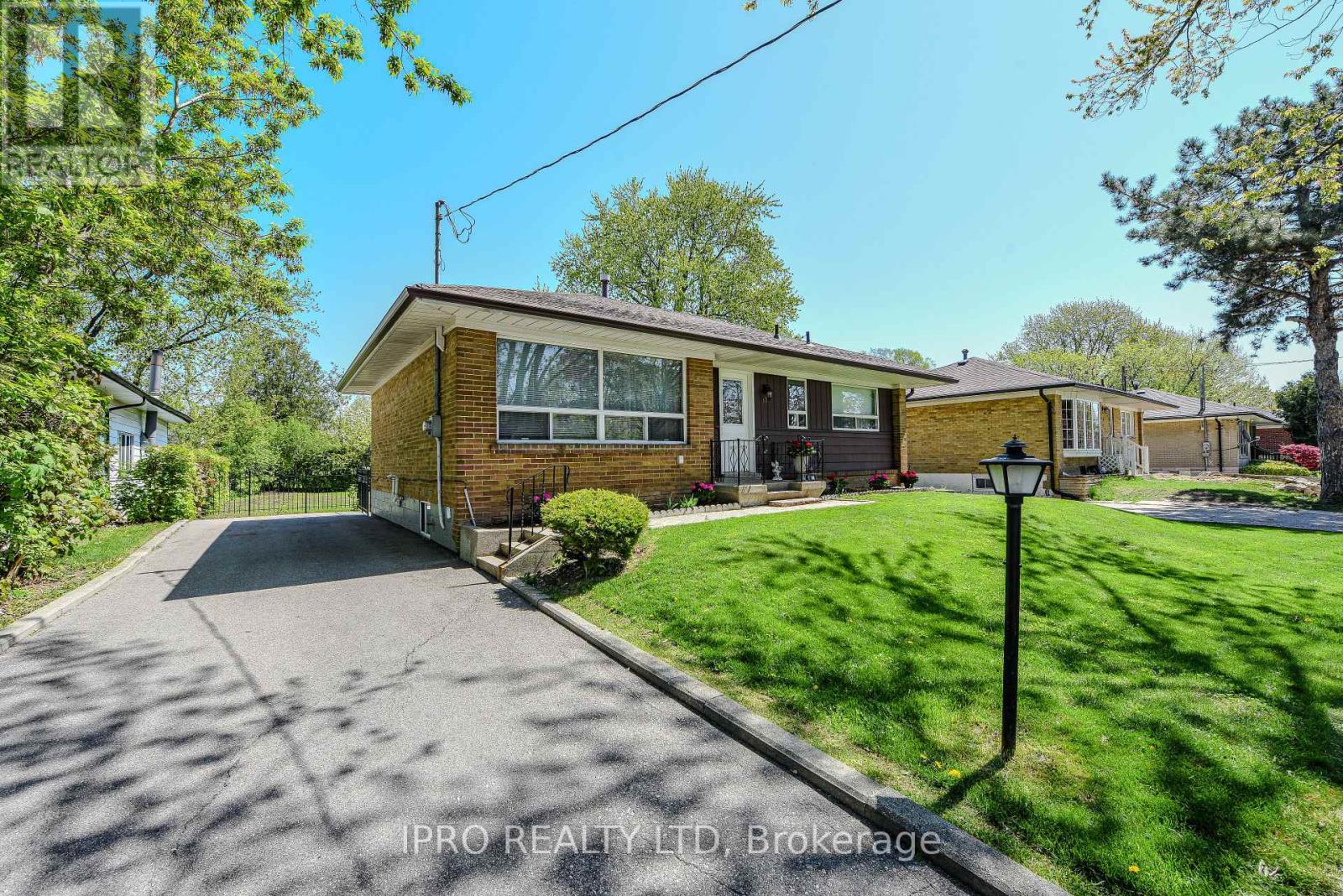 13 Morpeth Road, Brampton, Ontario  L6W 2Z3 - Photo 2 - W12149464