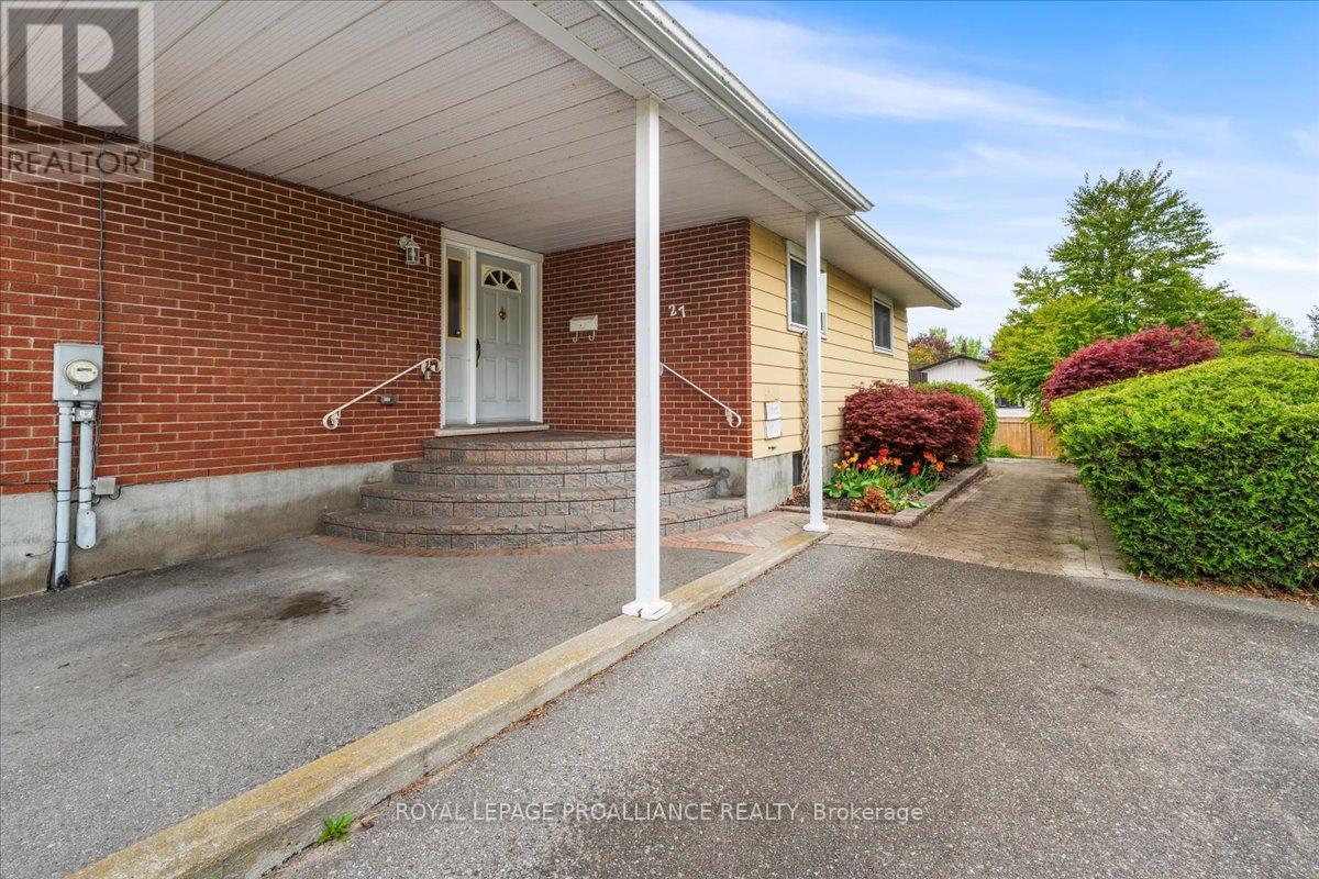 27 Hollandale Avenue, Quinte West, Ontario  K8V 2C5 - Photo 5 - X12153430