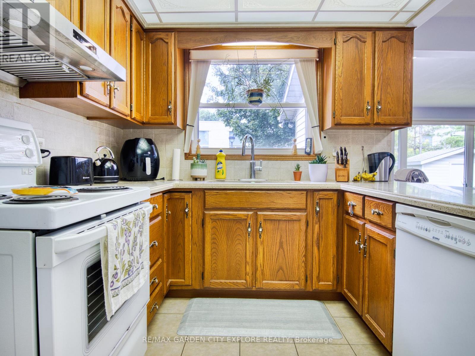 8 Bolger Drive, St. Catharines (Lakeport), Ontario  L2N 7L4 - Photo 15 - X12153371