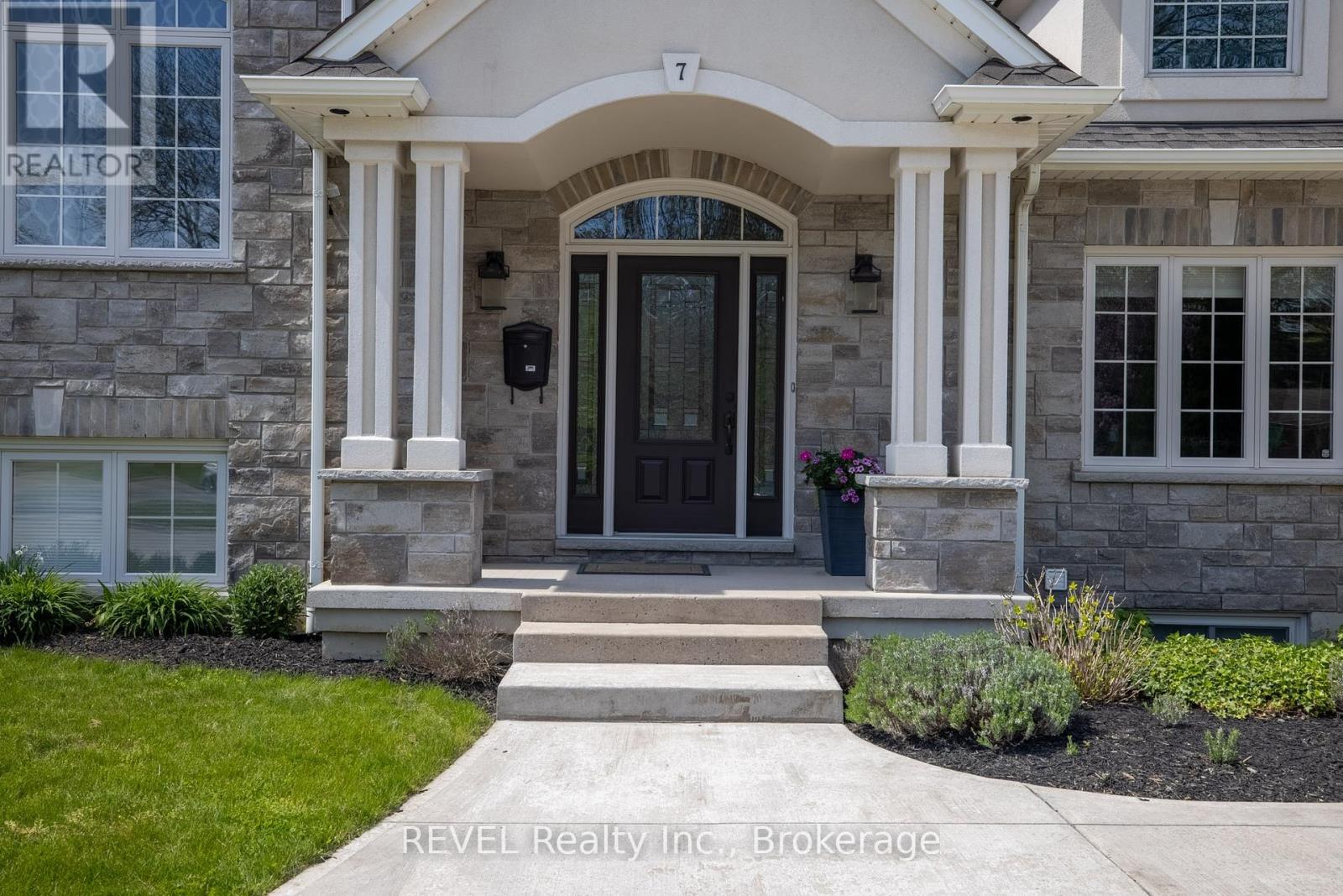 Property at 7 PARKLANE CRESCENT image 3