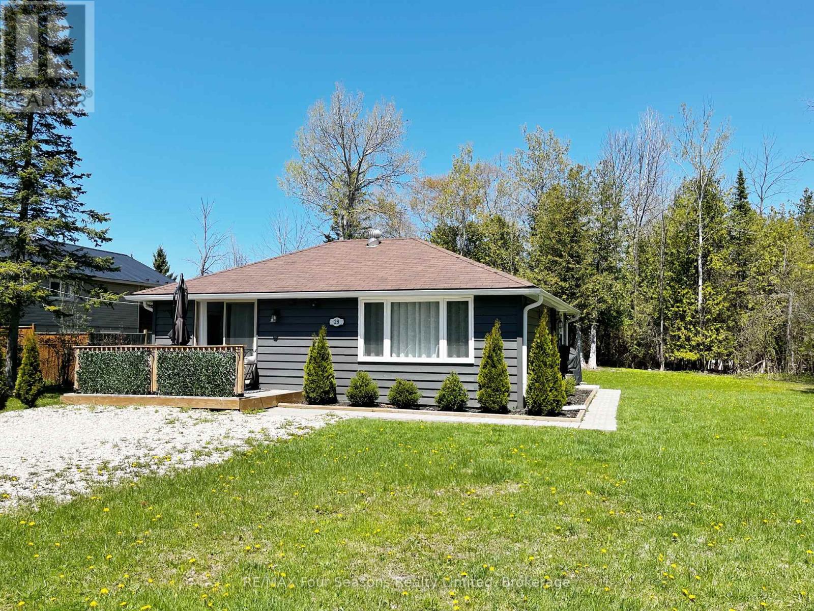28 Betty Boulevard, Wasaga Beach, Ontario L9Z 2Y4 - Photo 1 - S12153365