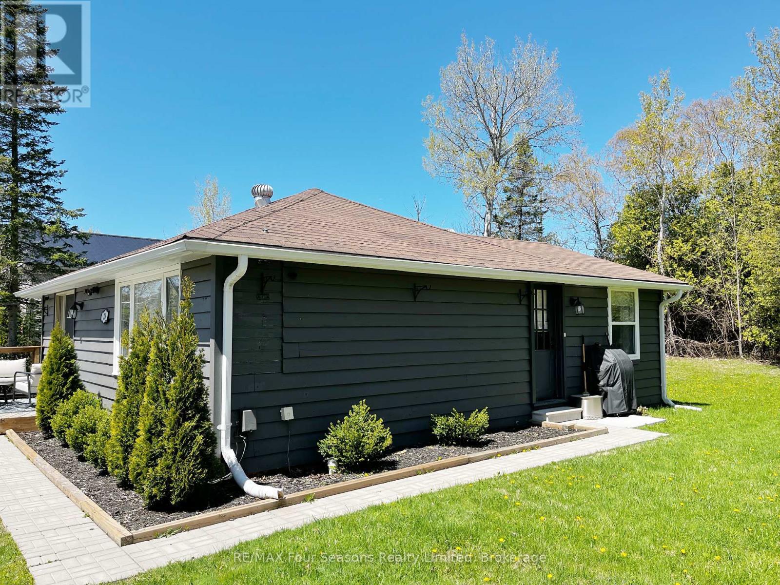 28 Betty Boulevard, Wasaga Beach, Ontario L9Z 2Y4 - Photo 2 - S12153365