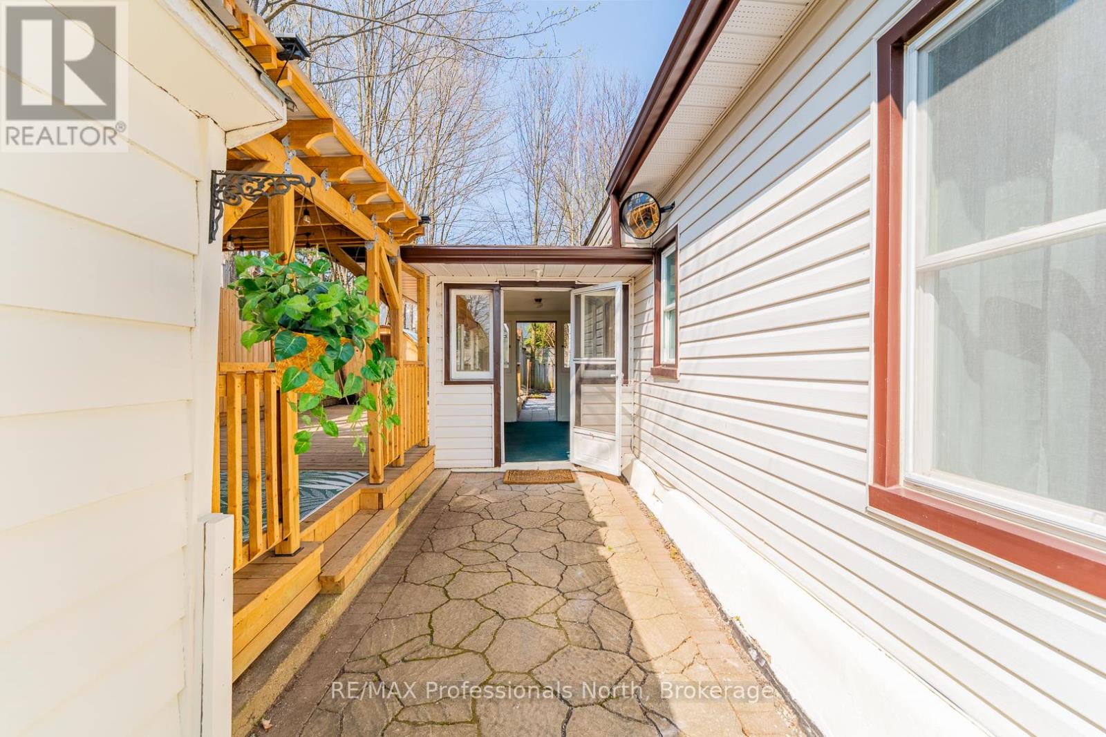 Property at 65 CENTRE STREET S image 3