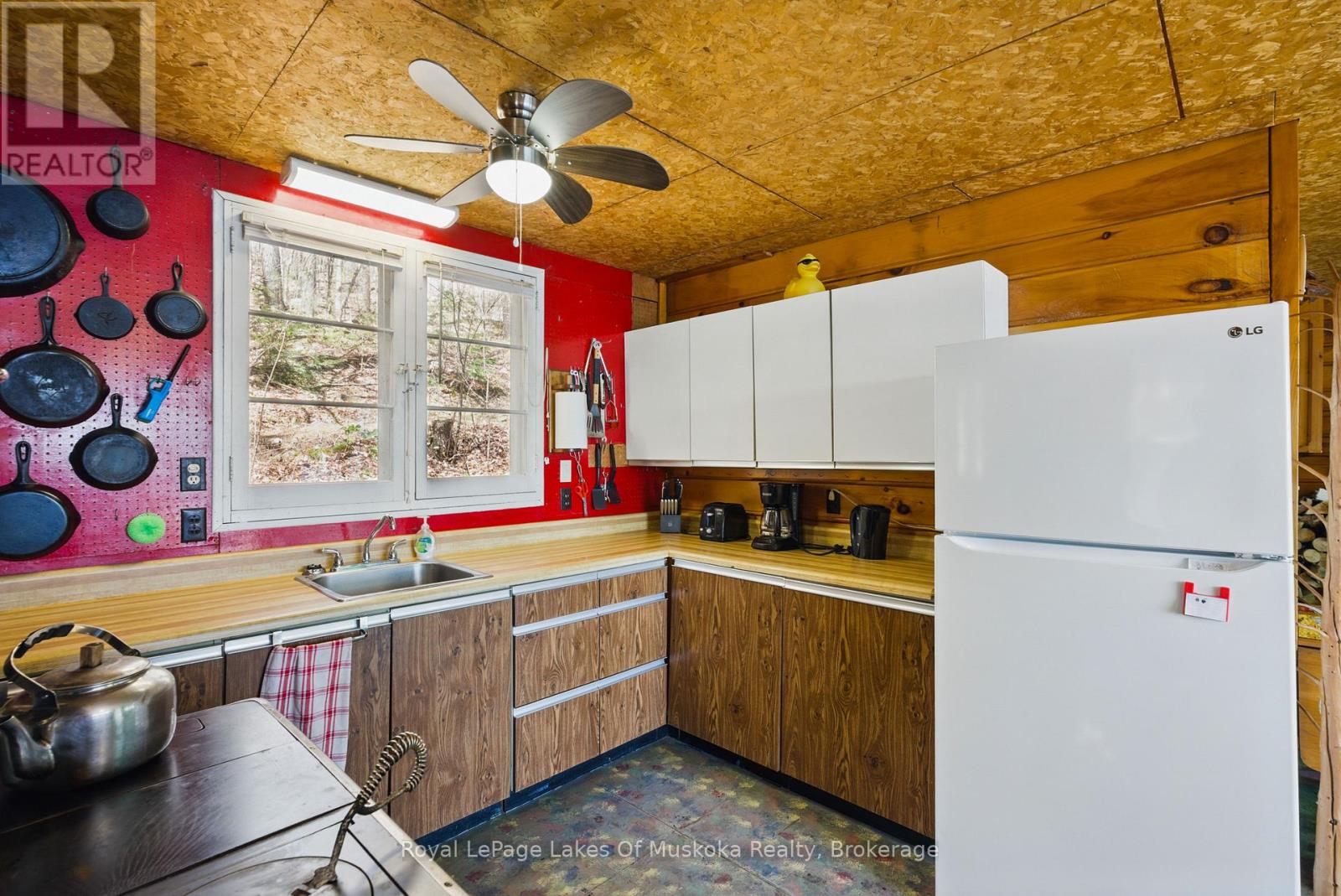 1002 Camp Lake Road, Lake Of Bays, Ontario  P1H 2J6 - Photo 10 - X12153258