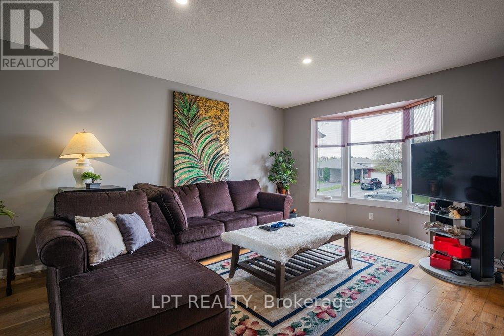 304 Sunrise Crescent, Kingston, Ontario  K7M 8C3 - Photo 10 - X12153250