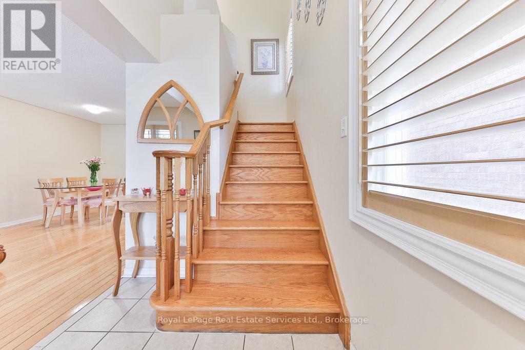 1332 Sagewood Crescent, Oakville, Ontario  L6M 4A4 - Photo 4 - W12153335
