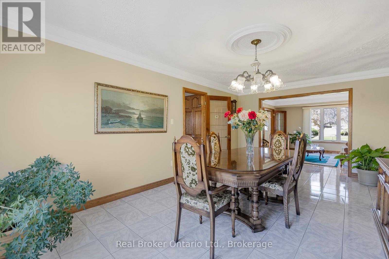 266 Sumach Drive, Burlington, Ontario  L7T 0B5 - Photo 11 - W12153381