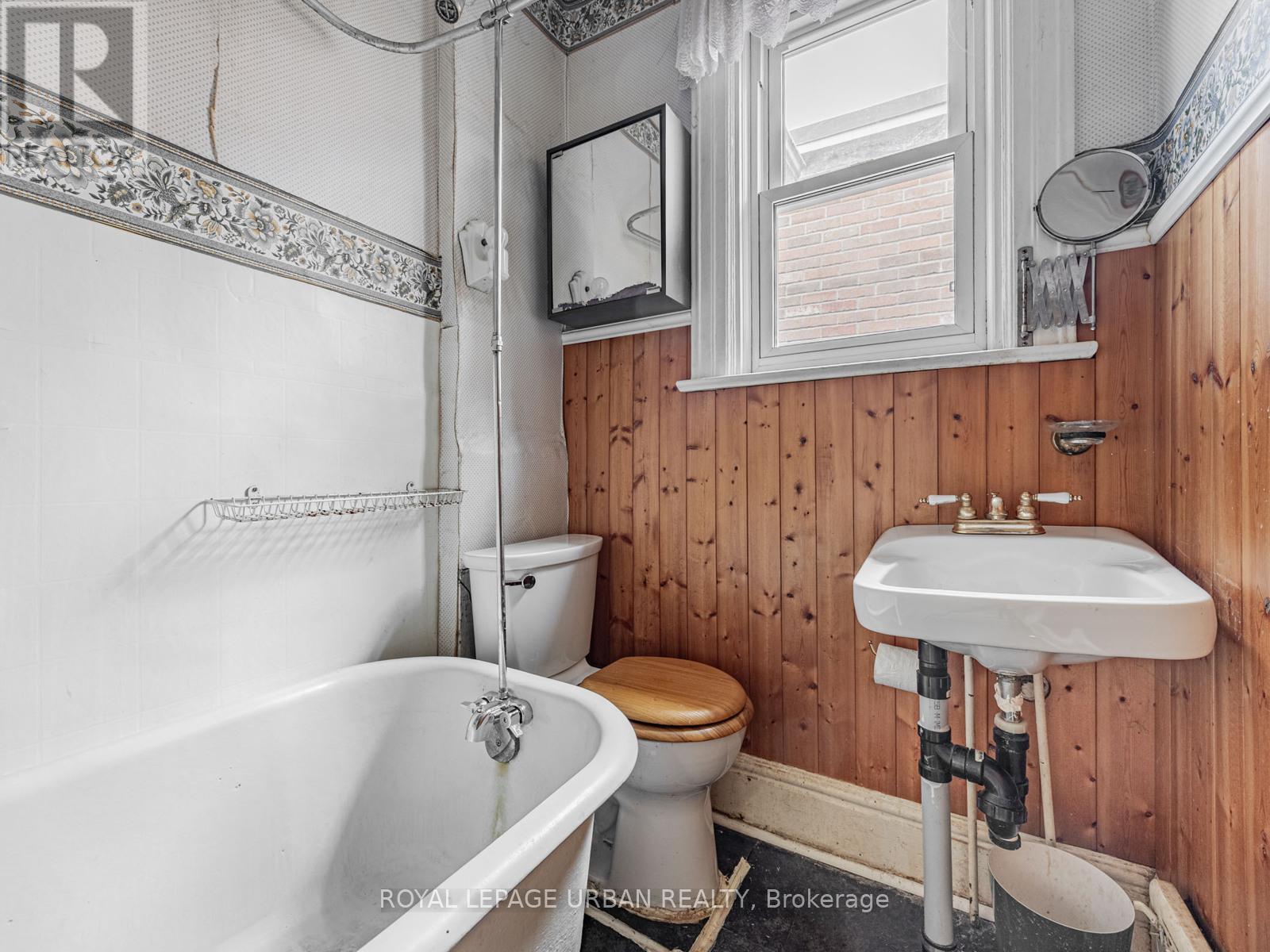 28 Eastmount Avenue, Toronto, Ontario  M4K 1V1 - Photo 10 - E12153154