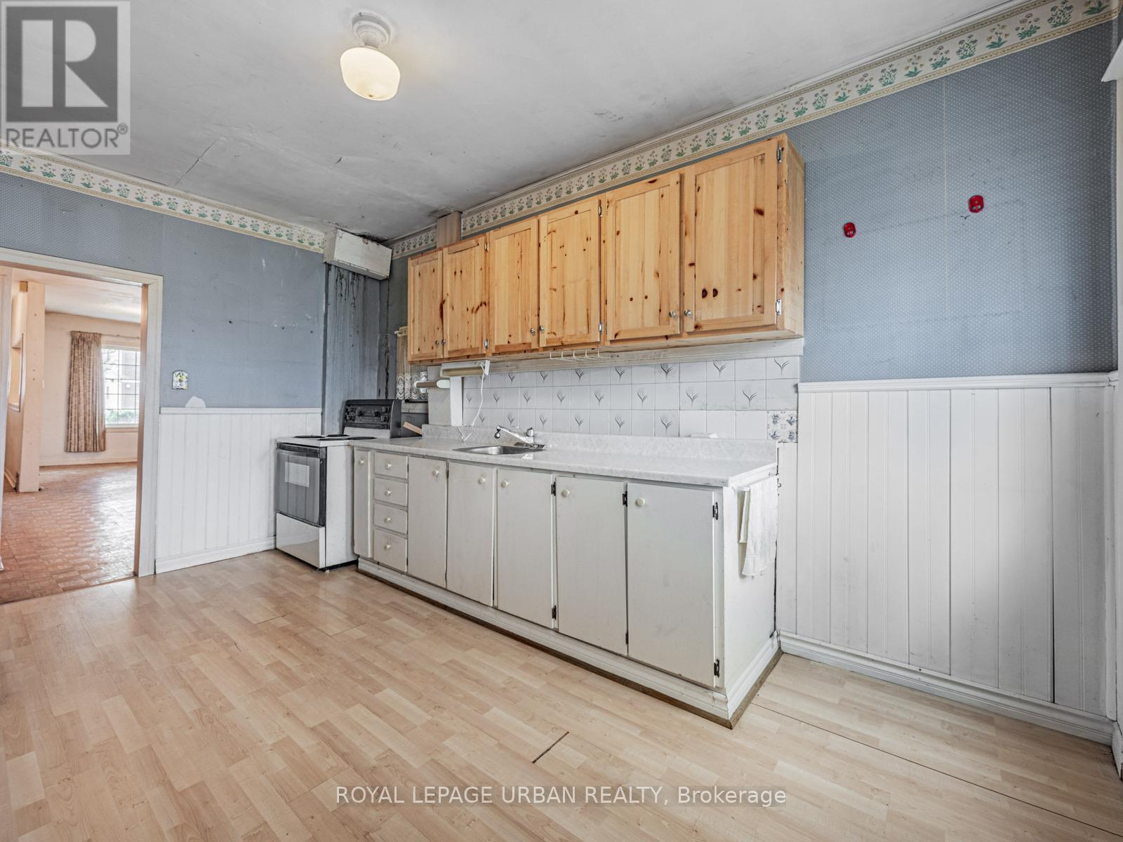 28 Eastmount Avenue, Toronto, Ontario  M4K 1V1 - Photo 9 - E12153154