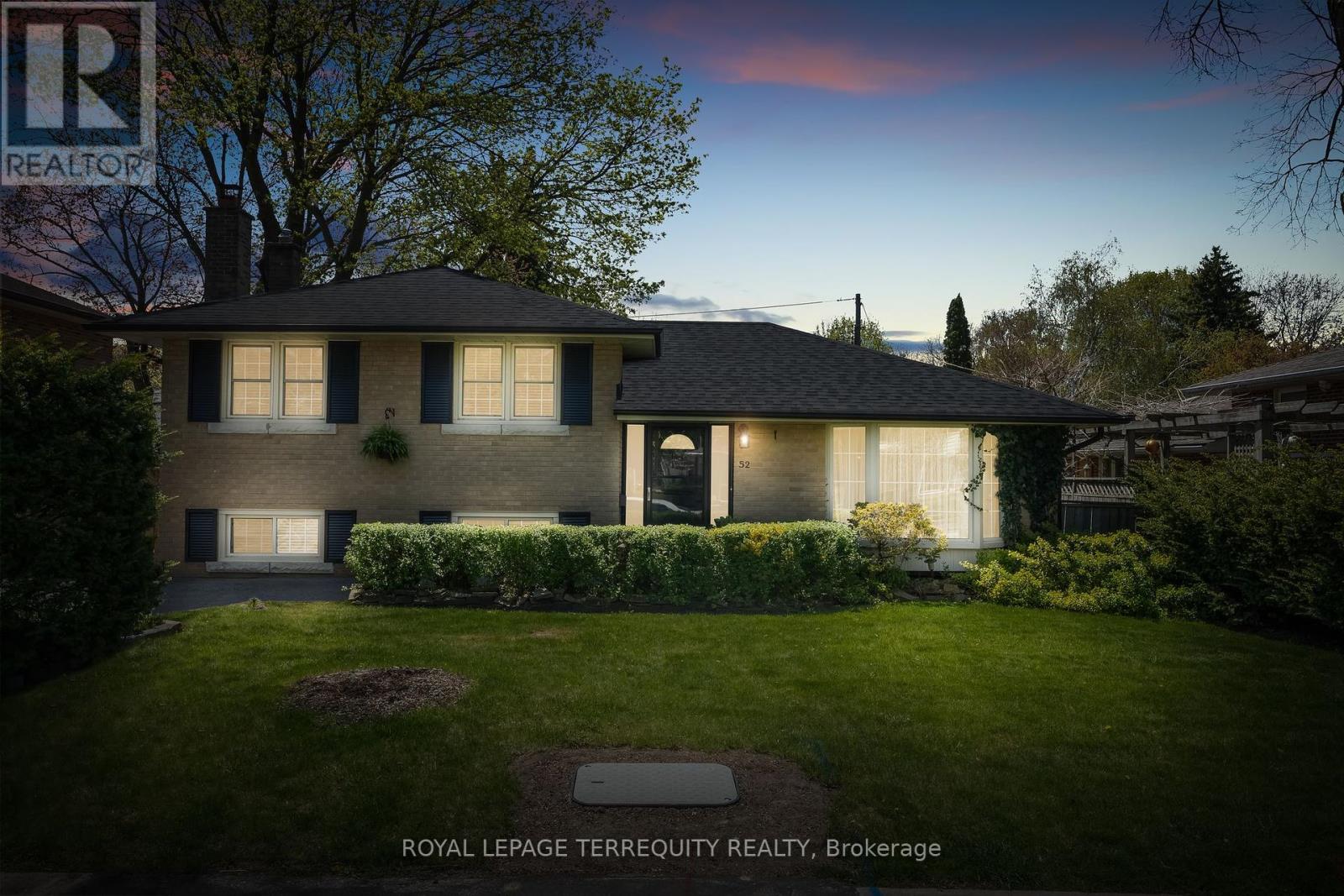 52 CATHEDRAL BLUFFS DRIVE, Toronto, Ontario