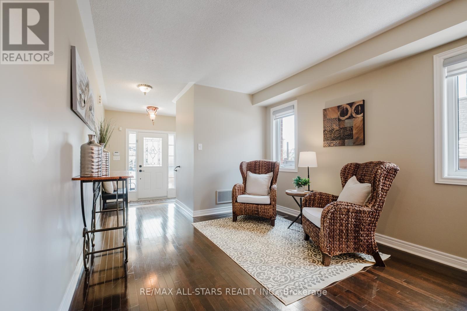 Property at 3 RICHARD COULSON CRESCENT image 3