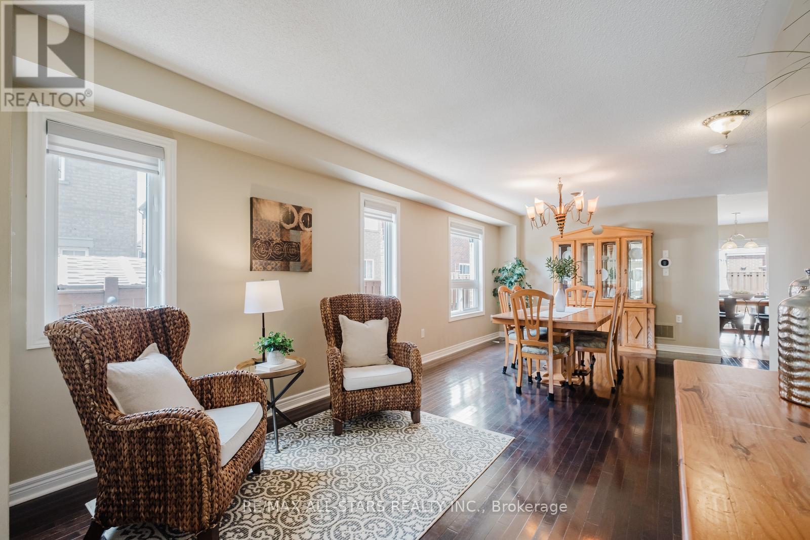 3 Richard Coulson Crescent, Whitchurch-Stouffville, Ontario  L4A 0G7 - Photo 4 - N12153323