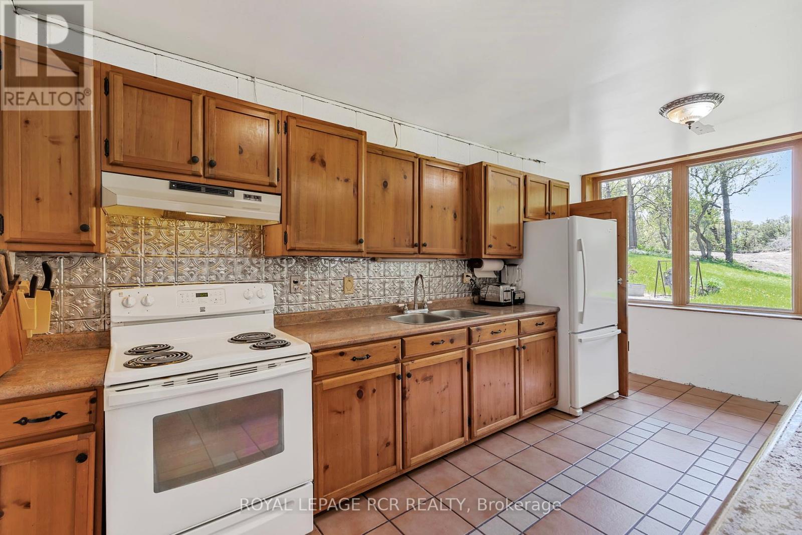 1092 Ballycroy Road, Adjala-Tosorontio, Ontario  L0N 1P0 - Photo 9 - N12153399
