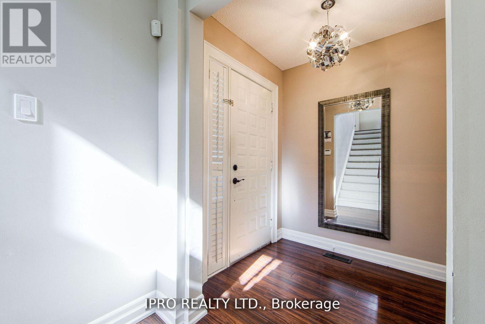 4193 Powderhorn Crescent, Mississauga, Ontario  L5L 3B8 - Photo 4 - W12153259