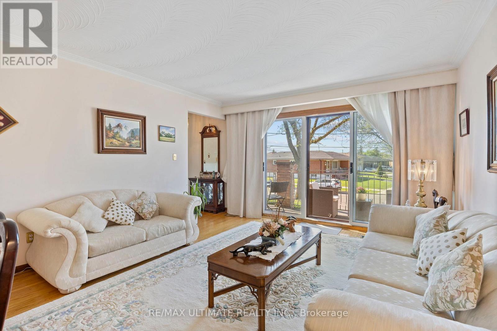 19 Debby Court, Toronto, Ontario  M9N 2L7 - Photo 6 - W12153333