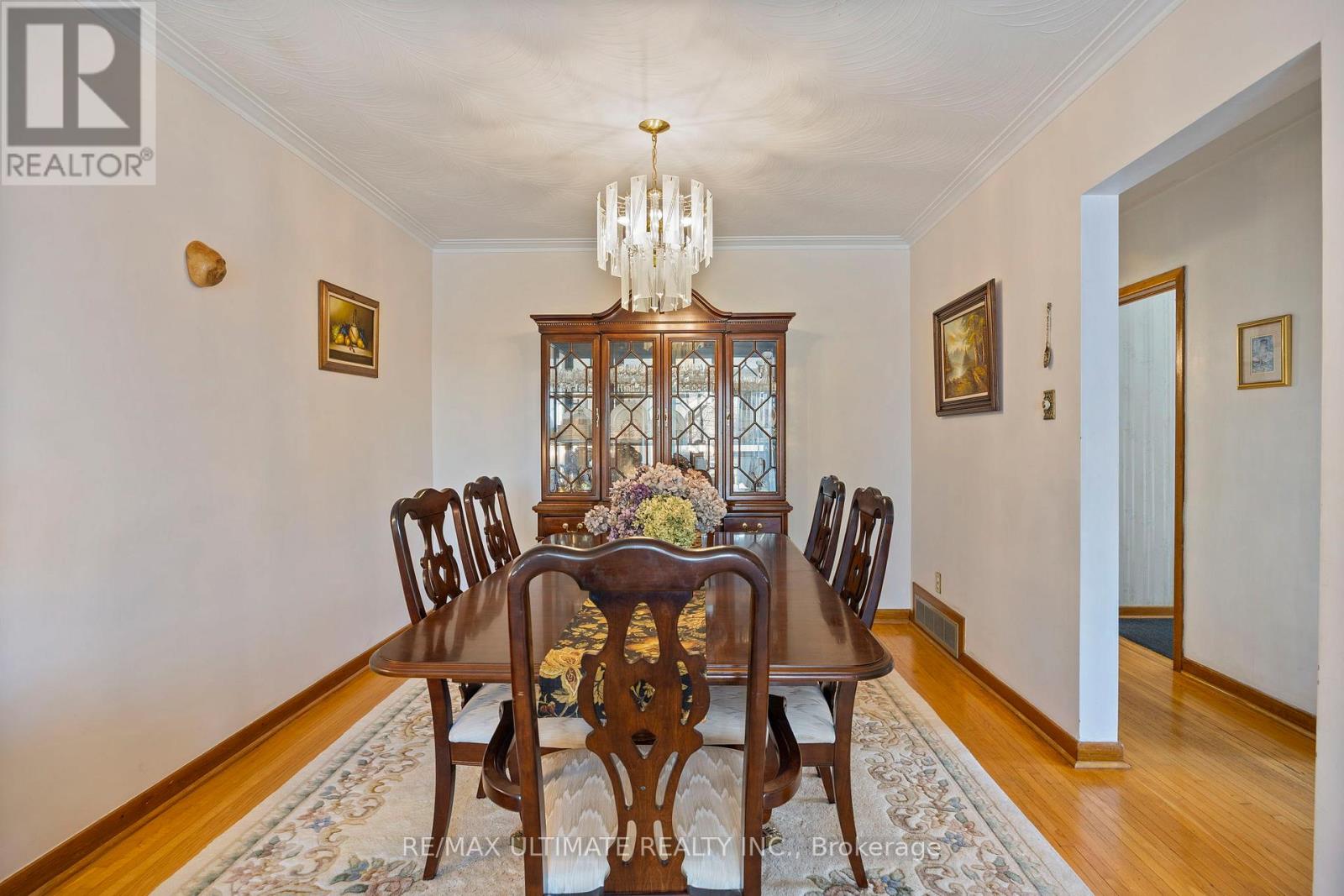 19 Debby Court, Toronto, Ontario  M9N 2L7 - Photo 9 - W12153333