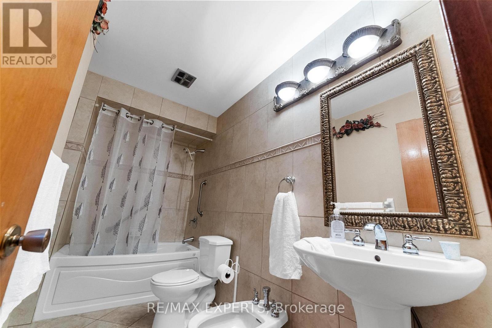 72 Songwood Drive, Toronto (Humbermede), Ontario  M9M 1X3 - Photo 16 - W12153400