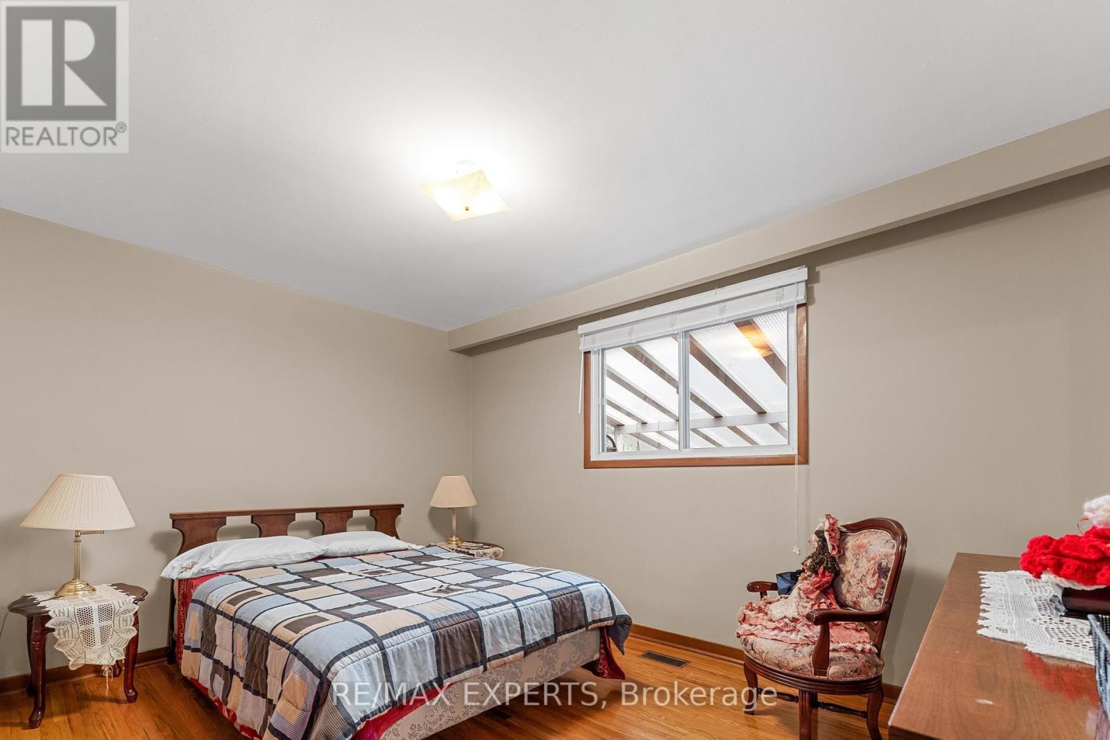 72 Songwood Drive, Toronto, Ontario  M9M 1X3 - Photo 18 - W12153400