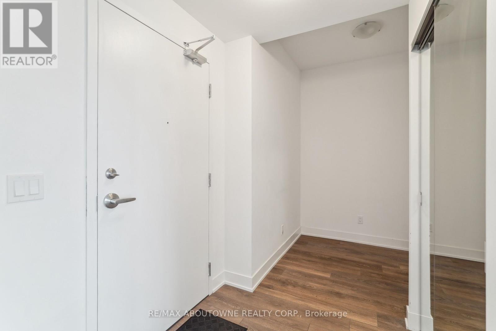 1605 - 297 Oak Walk Drive, Oakville, Ontario  L6H 3R6 - Photo 2 - W12153412