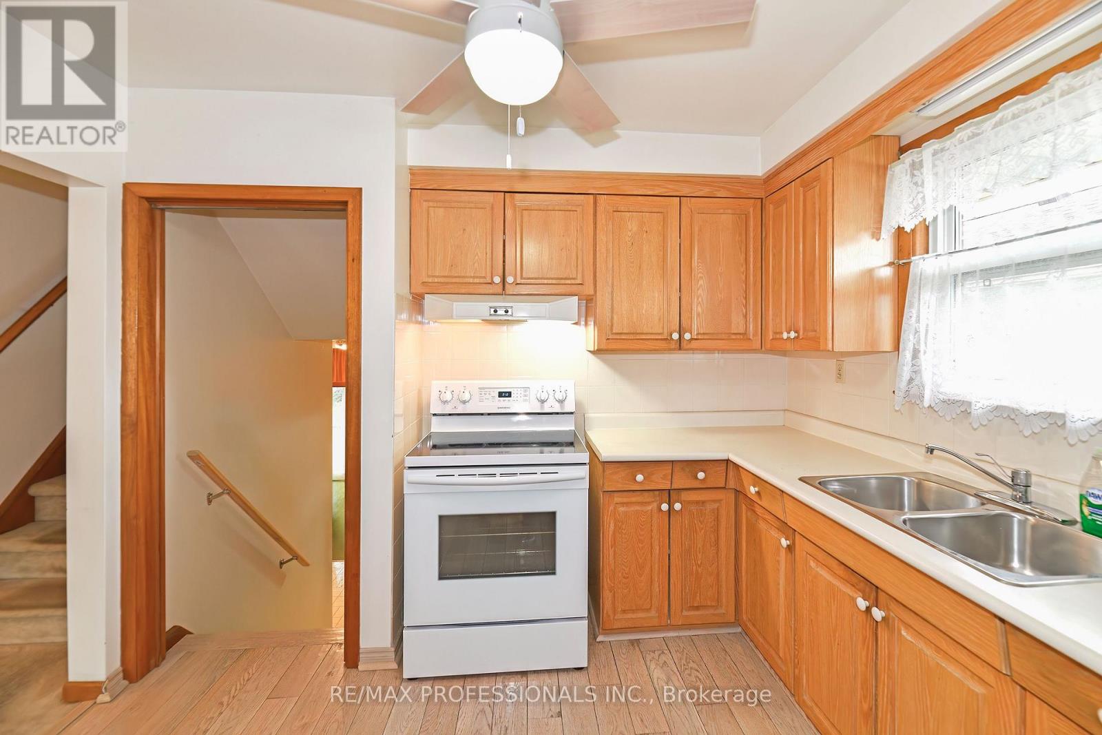 40 Westmount Park Road, Toronto (Humber Heights), Ontario  M9P 1R6 - Photo 10 - W12153422