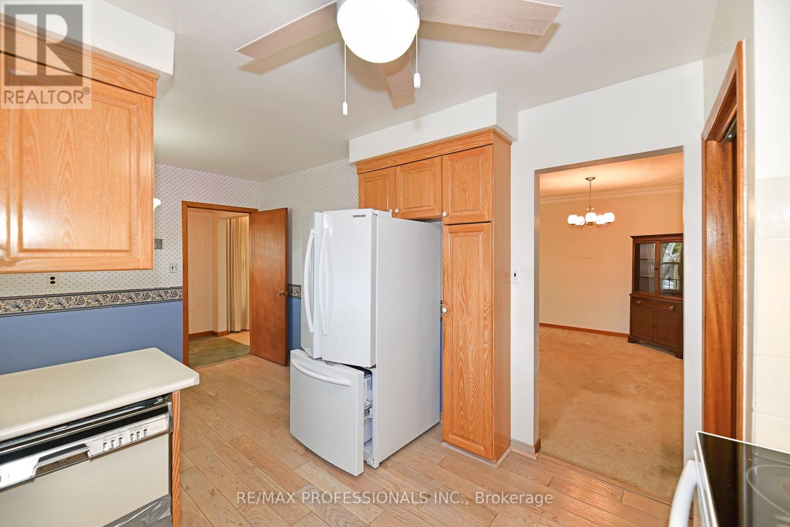 40 Westmount Park Road, Toronto (Humber Heights), Ontario  M9P 1R6 - Photo 11 - W12153422