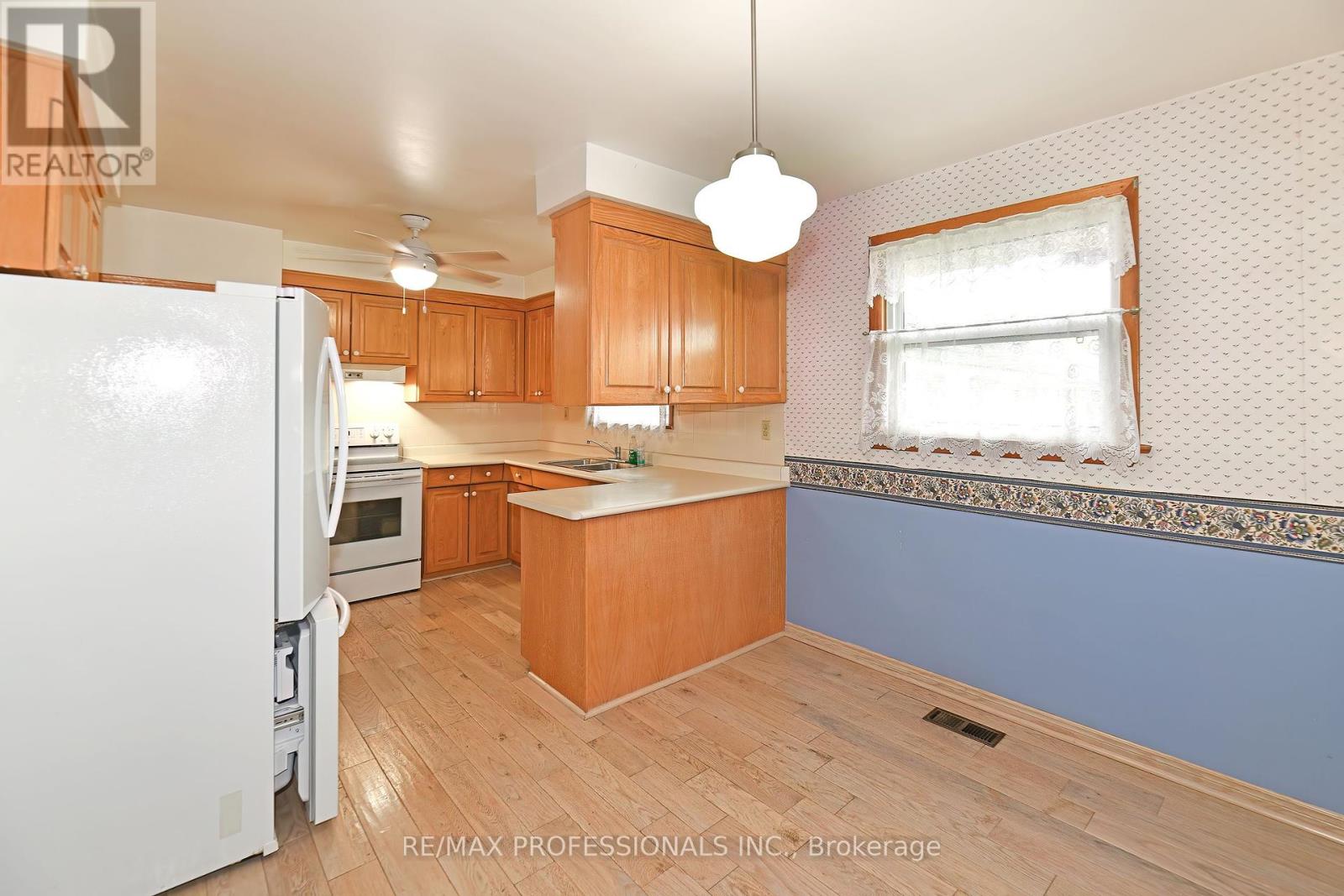 40 Westmount Park Road, Toronto (Humber Heights), Ontario  M9P 1R6 - Photo 12 - W12153422