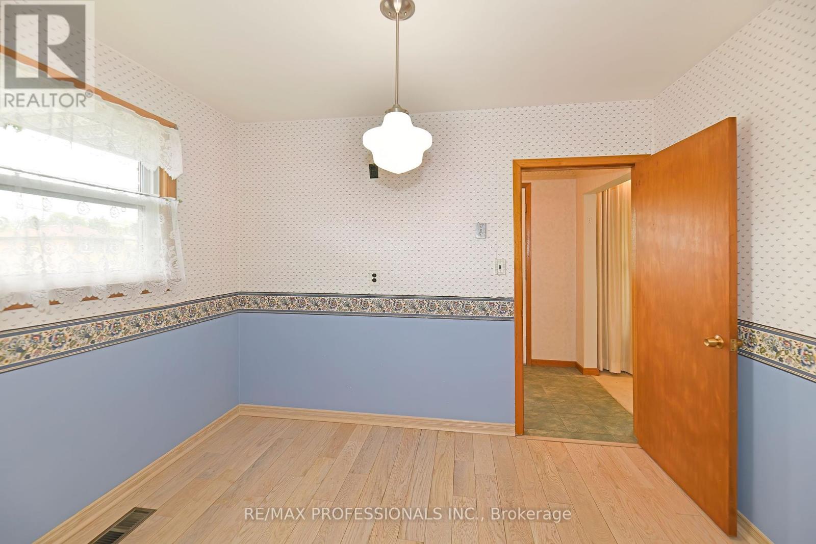 40 Westmount Park Road, Toronto (Humber Heights), Ontario  M9P 1R6 - Photo 13 - W12153422