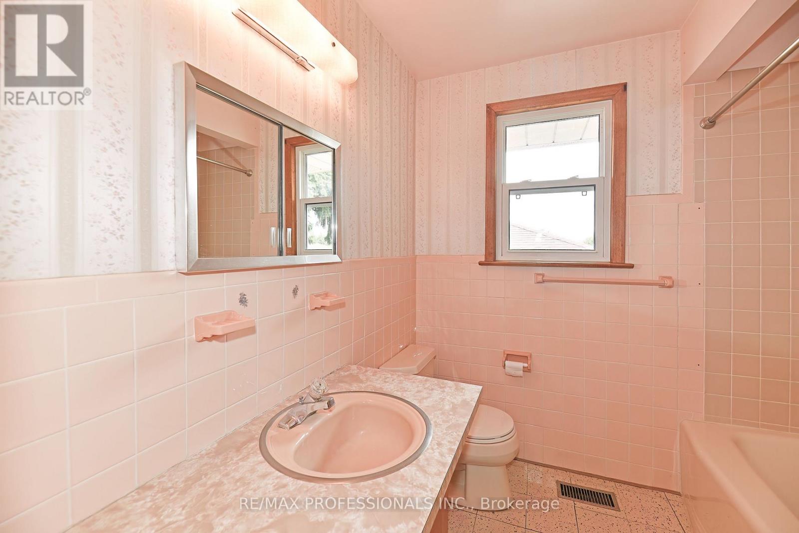 40 Westmount Park Road, Toronto (Humber Heights), Ontario  M9P 1R6 - Photo 19 - W12153422