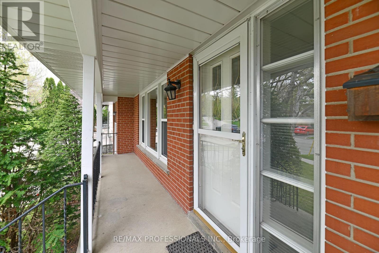 40 Westmount Park Road, Toronto (Humber Heights), Ontario  M9P 1R6 - Photo 2 - W12153422