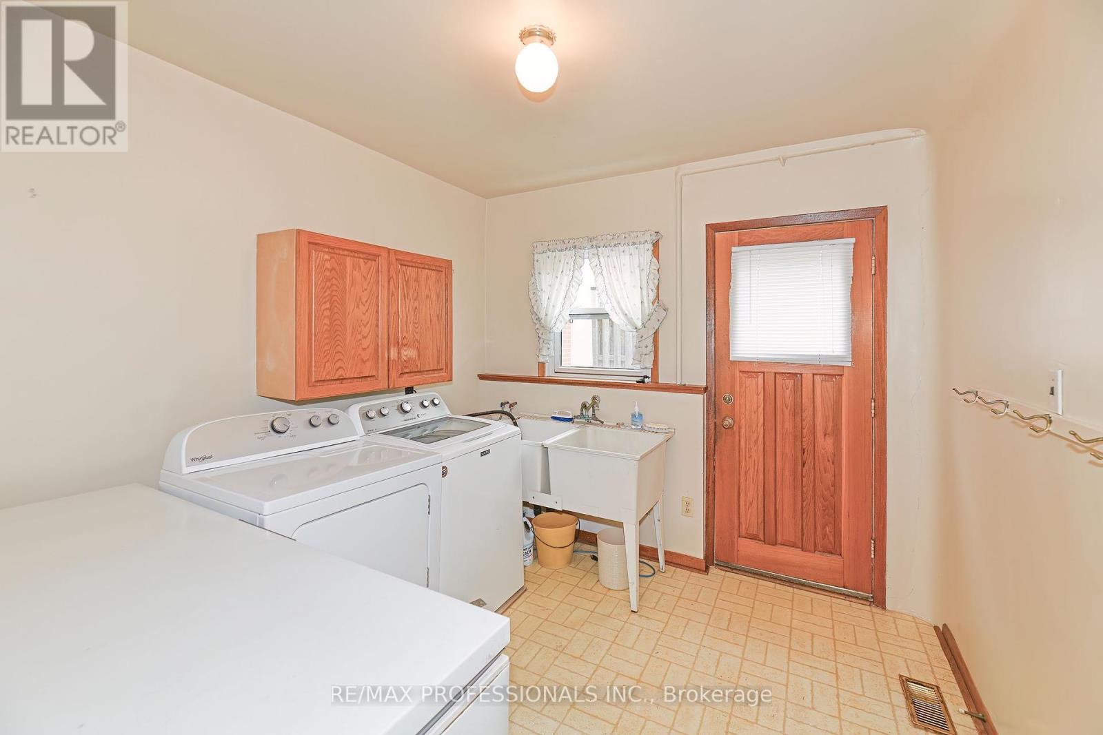 40 Westmount Park Road, Toronto (Humber Heights), Ontario  M9P 1R6 - Photo 20 - W12153422