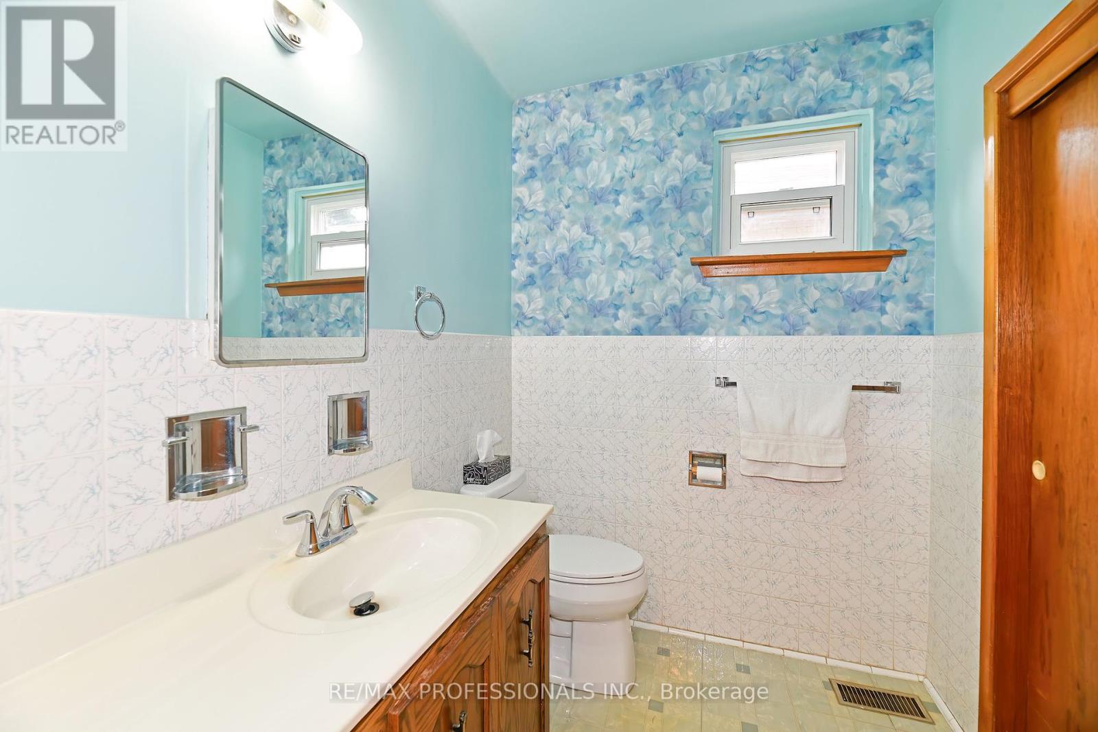 40 Westmount Park Road, Toronto (Humber Heights), Ontario  M9P 1R6 - Photo 26 - W12153422