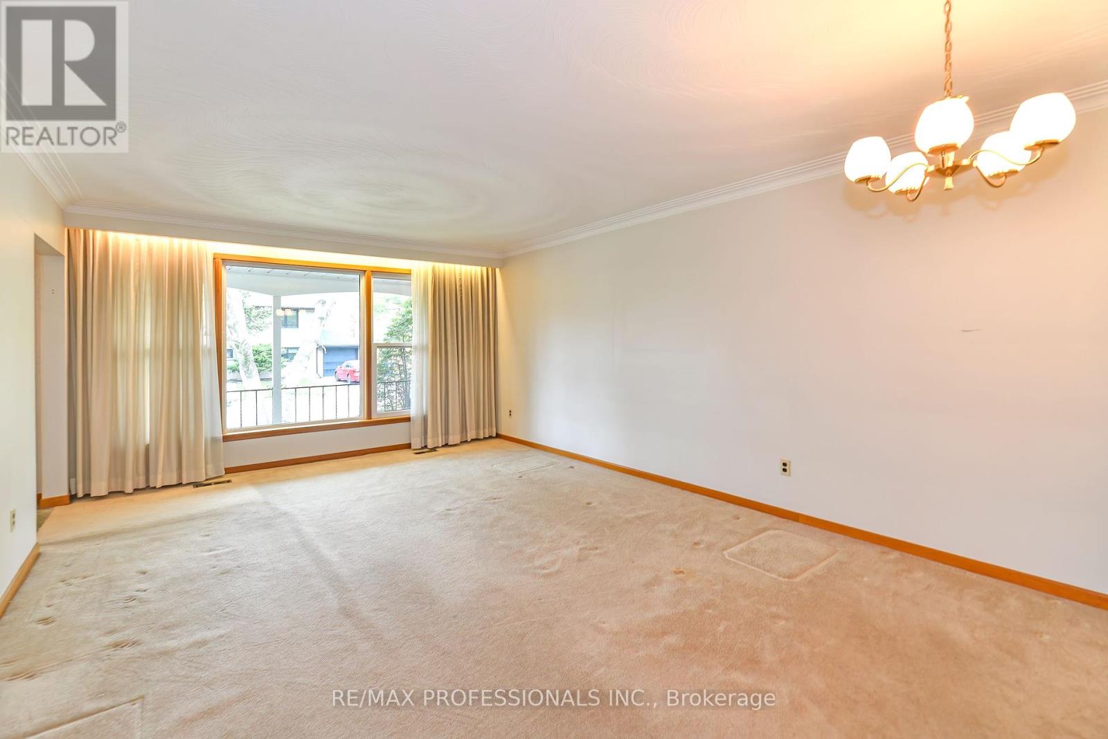 40 Westmount Park Road, Toronto (Humber Heights), Ontario  M9P 1R6 - Photo 5 - W12153422