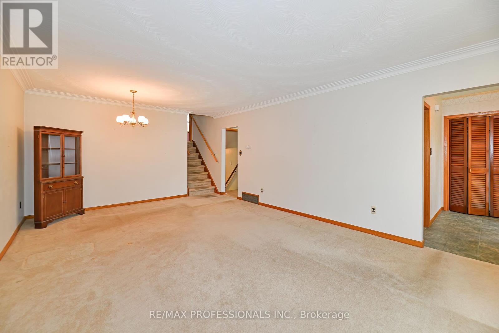 40 Westmount Park Road, Toronto (Humber Heights), Ontario  M9P 1R6 - Photo 7 - W12153422