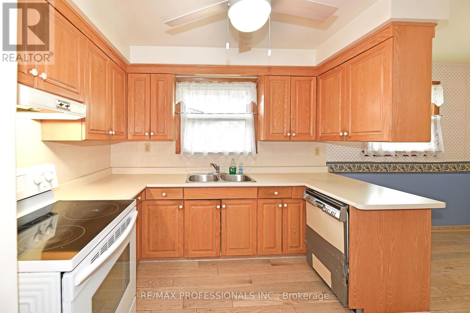 40 Westmount Park Road, Toronto (Humber Heights), Ontario  M9P 1R6 - Photo 9 - W12153422